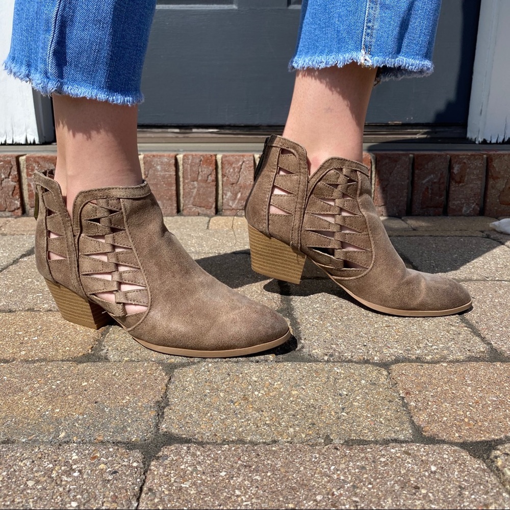 WOMENS QUIPID BOOTIES WITH DETAILING